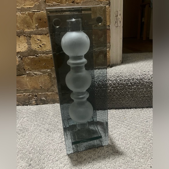 Fancy flower vase designed in Chicago - Picture 1 of 3